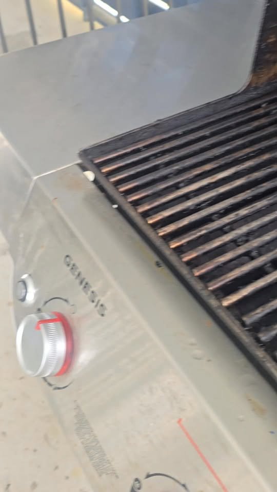 Heavy grease and carbon buildup on gas grill grates